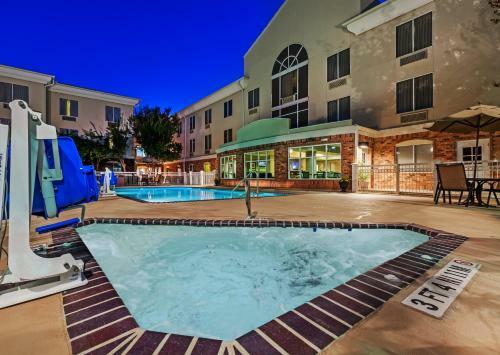 Holiday Inn Express Hotel & Suites Eagle Pass