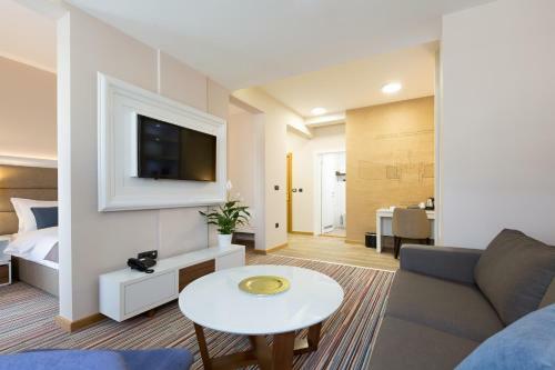 Hotel Tesla - Smart Stay Garni