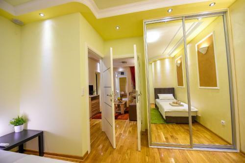 Apartment Sweet House Politika