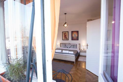 Apartment City Side Up