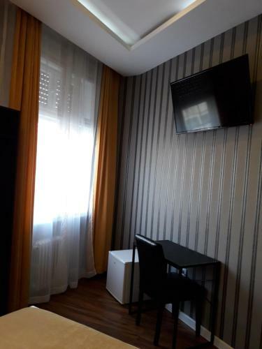 Hostal M&c - Modern Rooms