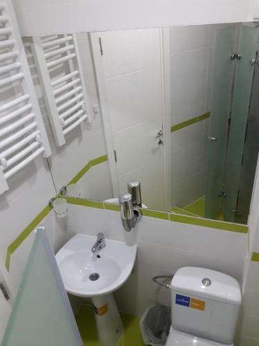 Hostal M&c - Modern Rooms