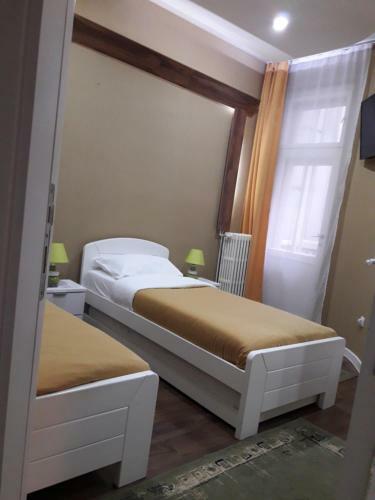 Hostal M&c - Modern Rooms