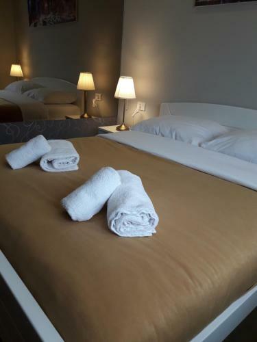 Hostal M&c - Modern Rooms