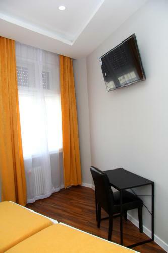 Hostal M&c - Modern Rooms