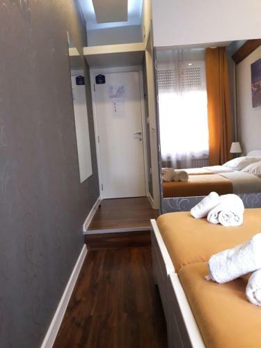 Hostal M&c - Modern Rooms