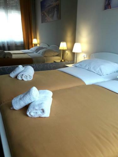 Hostal M&c - Modern Rooms