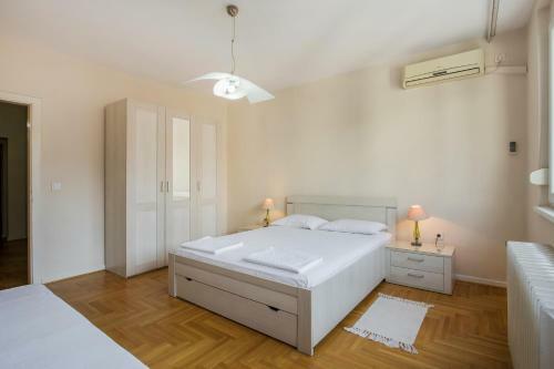 Apartment Politika