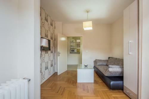 Apartment Politika