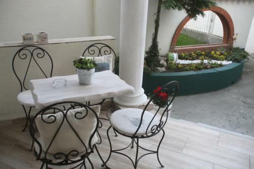 Hostal French Chic House