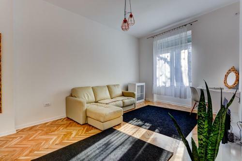 Bright Apartment Central