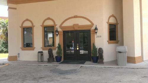 Motel Calloway Inn And Suites