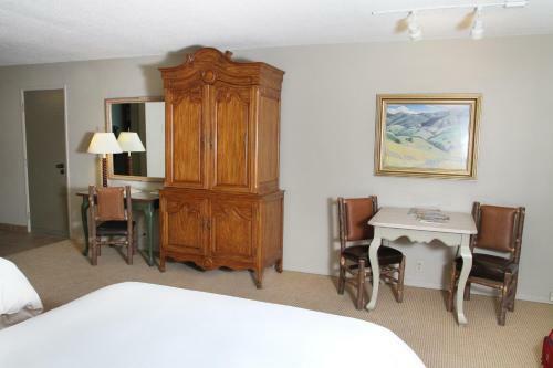 The Lodge At Riverside