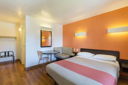 Motel 6 Conroe