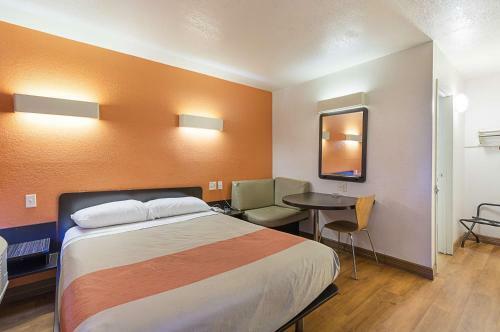 Motel 6 Conroe