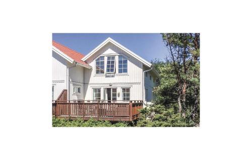 Three-bedroom Holiday Home In Mollasun