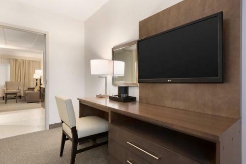 Brookfield Suites Hotel & Convention Center
