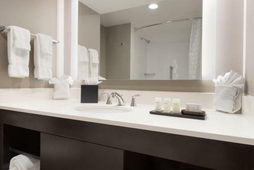 Brookfield Suites Hotel & Convention Center