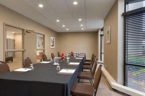 Brookfield Suites Hotel & Convention Center