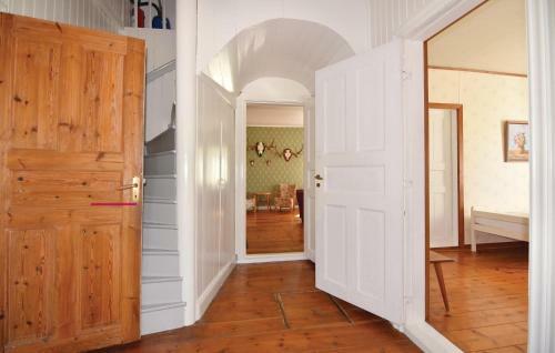 Six-bedroom Holiday Home In Hogsater