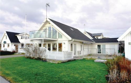 Three-bedroom Holiday Home In Klovedal