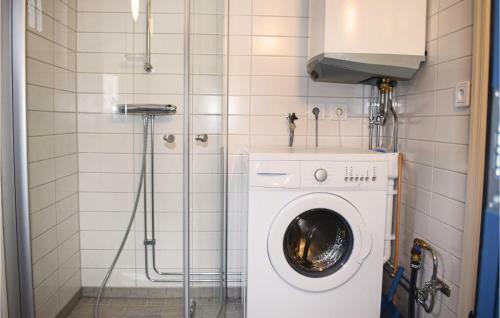 Two-bedroom Holiday Home In Tjallmo