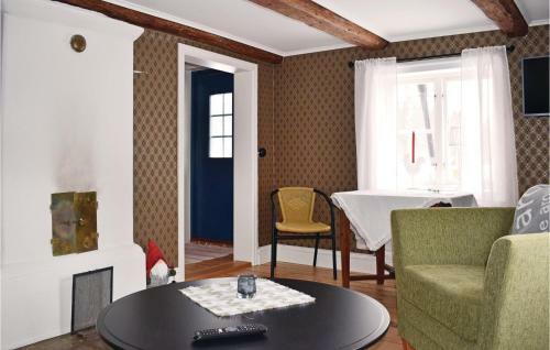 Two-bedroom Holiday Home In Tjallmo