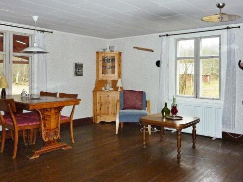 Two-bedroom Holiday Home In Kalvsvik