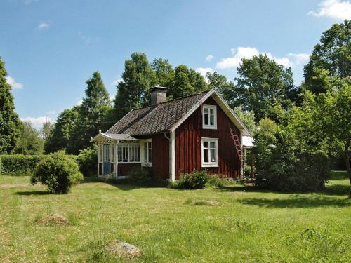Two-bedroom Holiday Home In Kalvsvik