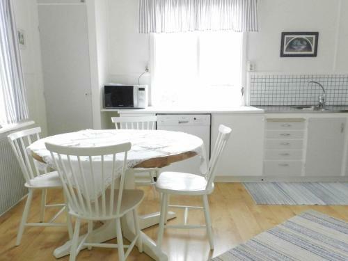 Three-bedroom Holiday Home In Kungshamn 3