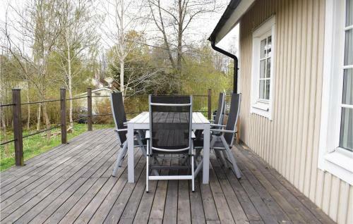 Two-bedroom Holiday Home In Lonashult