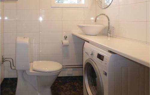 Three-bedroom Holiday Home In Strangnas
