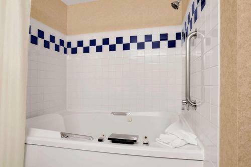 Hotel Baymont Inn & Suites