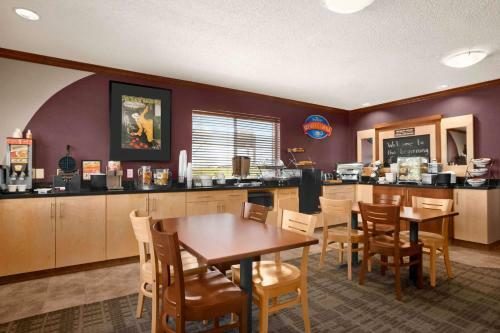 Hotel Baymont Inn & Suites