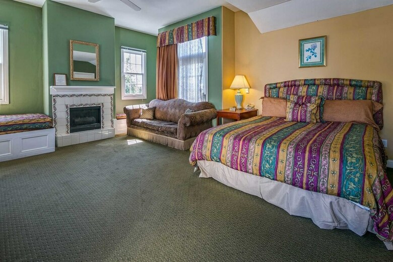 Hotel Rose Garden Inn