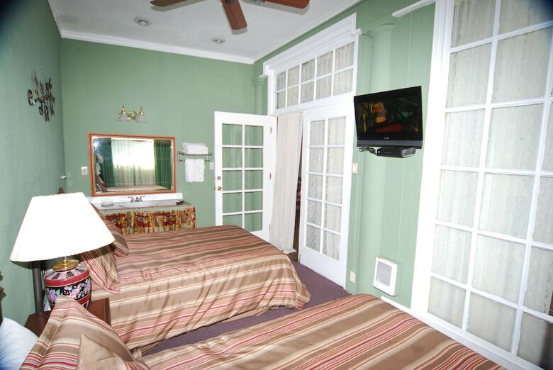 Hotel Rose Garden Inn