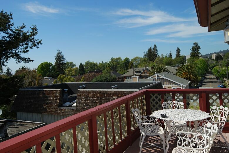 Hotel Rose Garden Inn