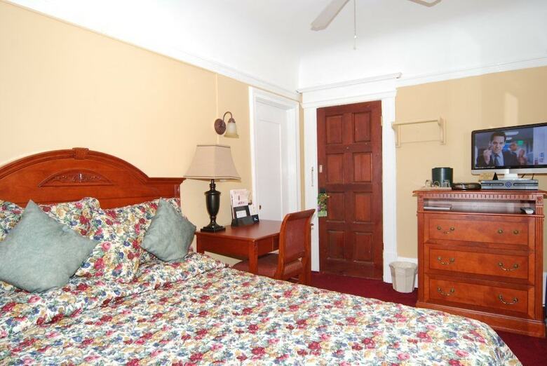 Hotel Rose Garden Inn