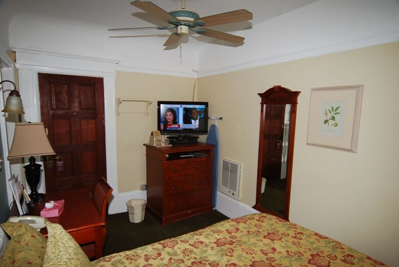 Hotel Rose Garden Inn