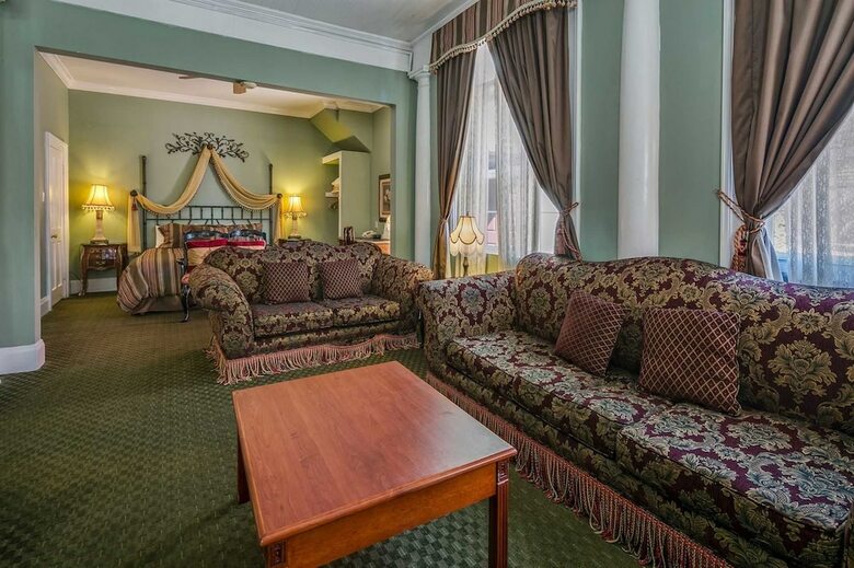 Hotel Rose Garden Inn