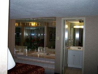Hotel Seasons Inn And Suites