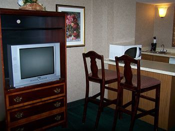 Hotel Seasons Inn And Suites