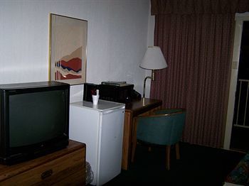 Hotel Seasons Inn And Suites