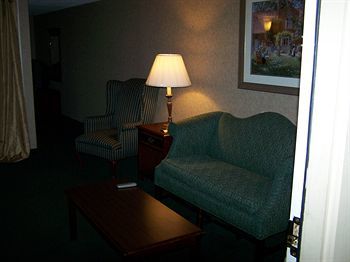 Hotel Seasons Inn And Suites