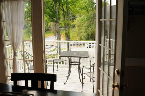 Bed & Breakfast Acorn Hill Lodge And Spa