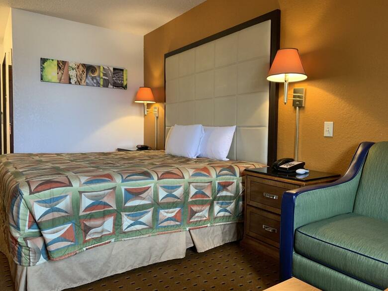 Hotel Brentwood Inn & Suites