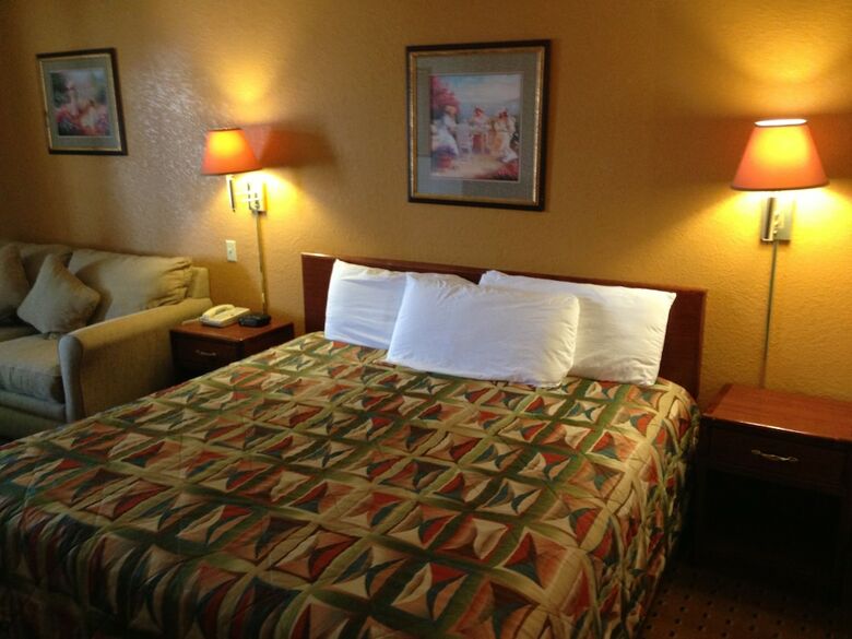 Hotel Brentwood Inn & Suites