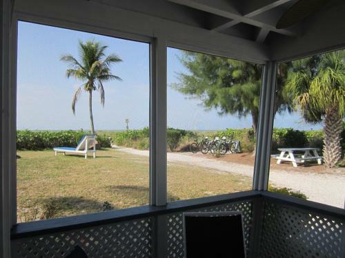 Tropical Winds Beachfront Motel And Cottages