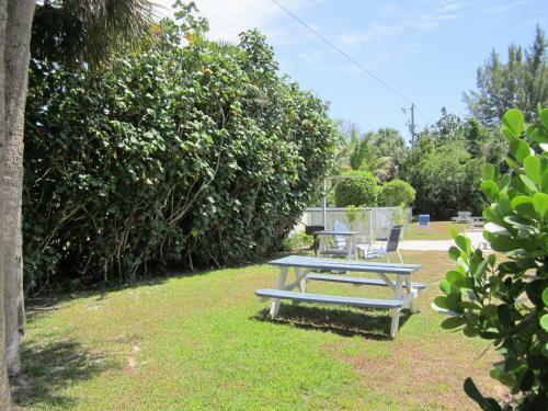 Tropical Winds Beachfront Motel And Cottages