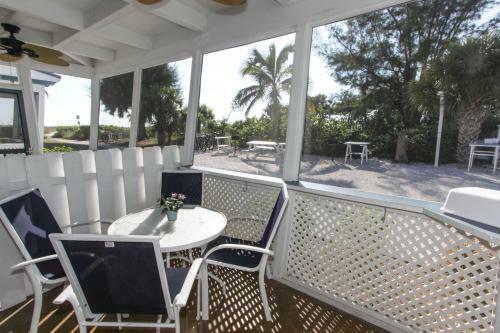 Tropical Winds Beachfront Motel And Cottages